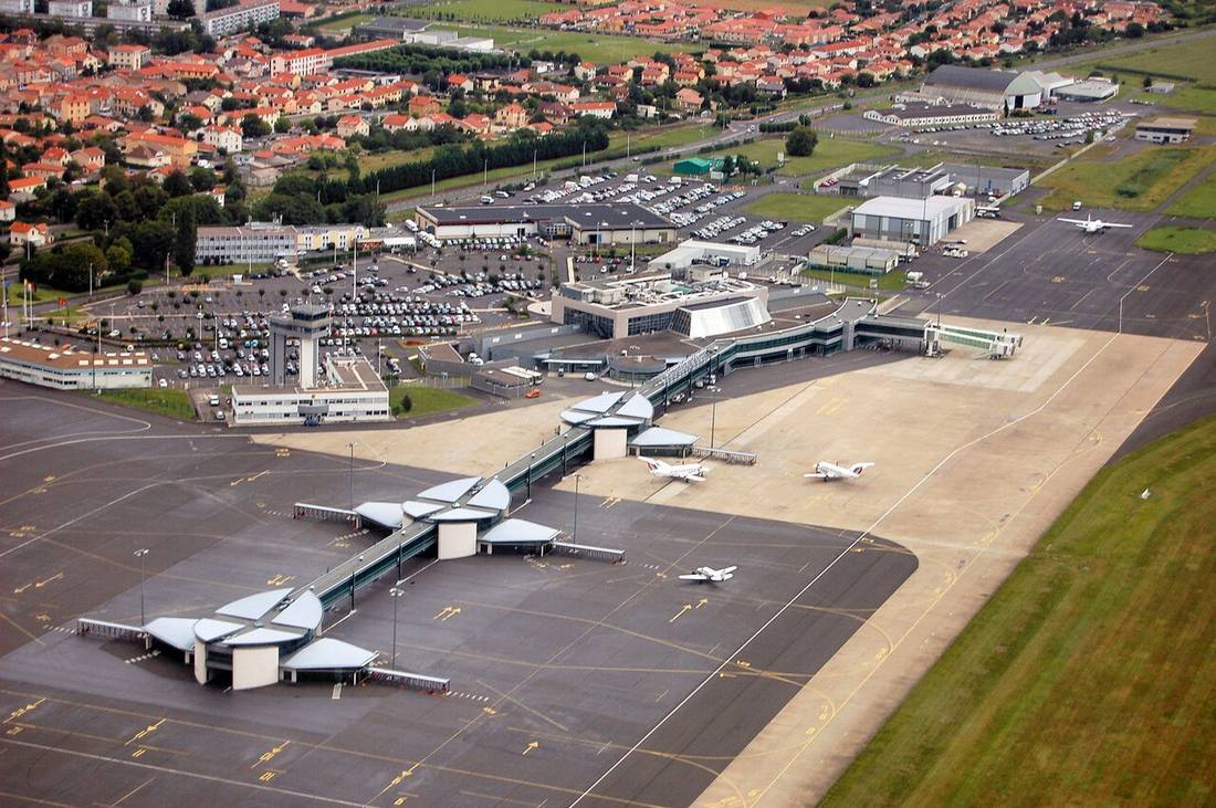 Clermont-Ferrand Auvergne airport: the airport and the towns a transfer from CFE serves