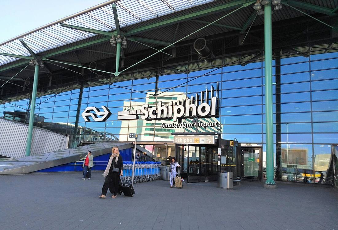 Amsterdam Airport Schiphol: the airport and the towns a transfer from AMS serves