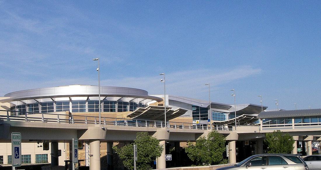 Boise Air Terminal/Gowen Field: the airport and the towns a transfer from BOI serves