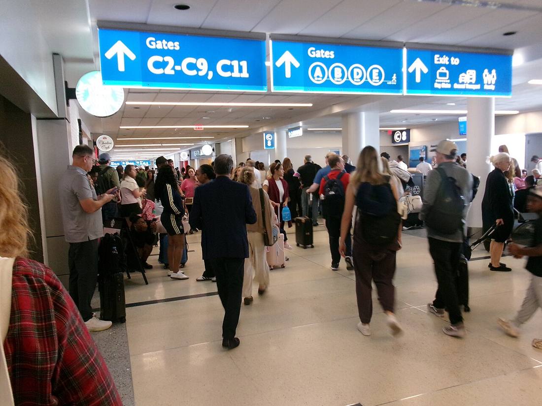 Charlotte Douglas International Airport: the airport and the towns a transfer from CLT serves
