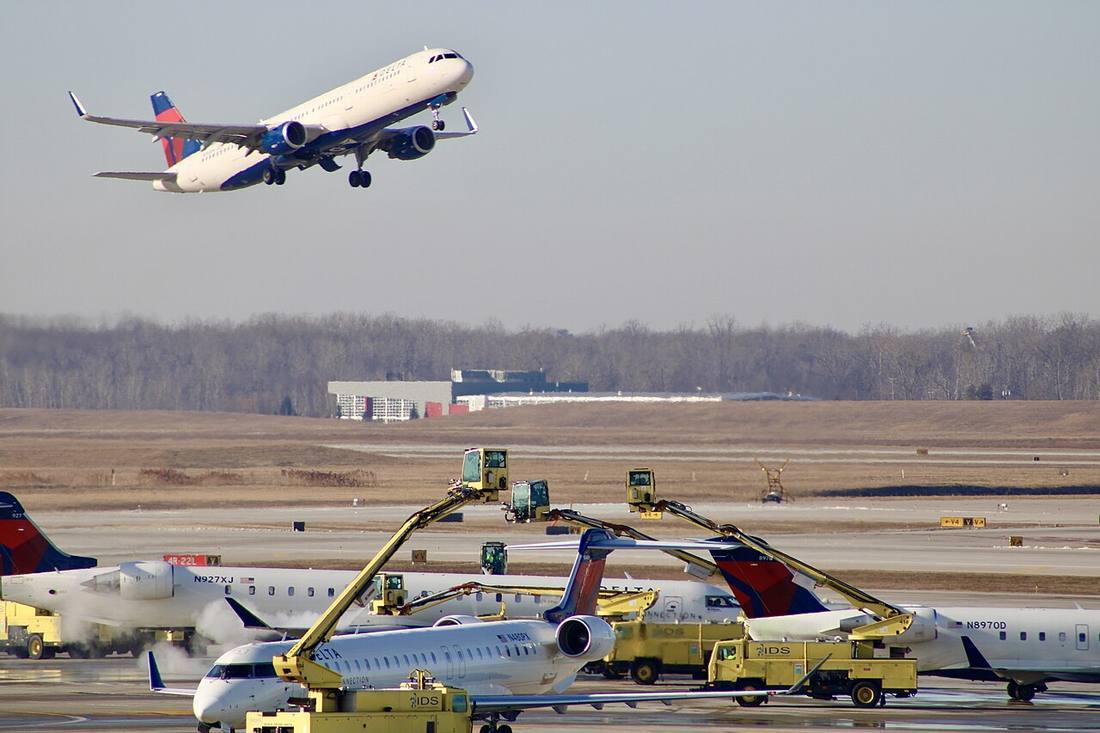 Detroit Metropolitan Wayne County Airport: the airport and the towns a transfer from DTW serves