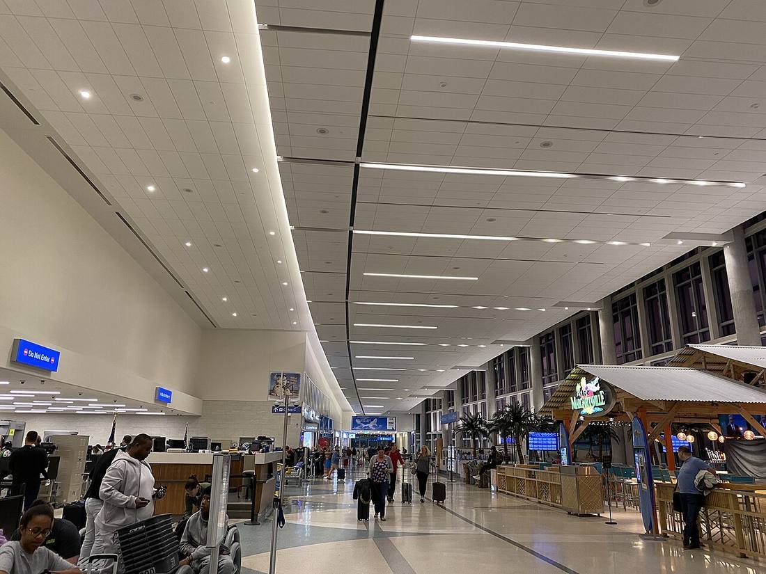 Fort Lauderdale Hollywood International Airport: the airport and the towns a transfer from FLL serves
