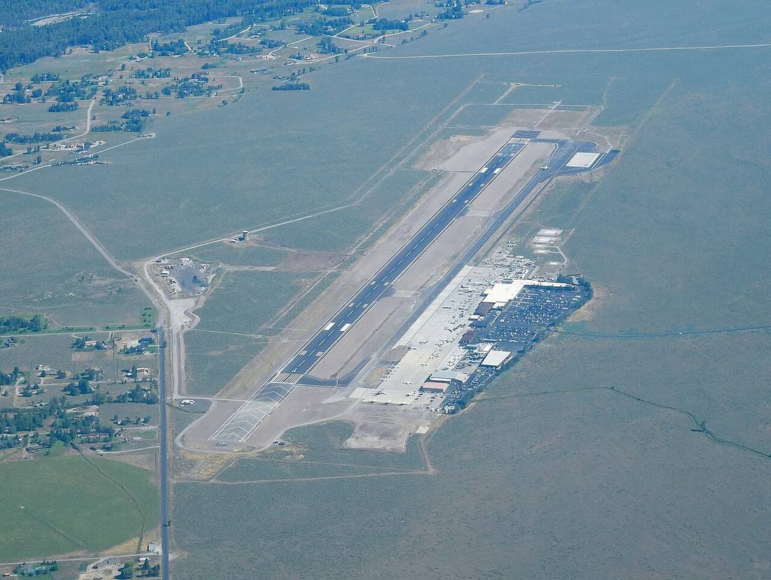 Jackson Hole Airport: the airport and the towns a transfer from JAC serves