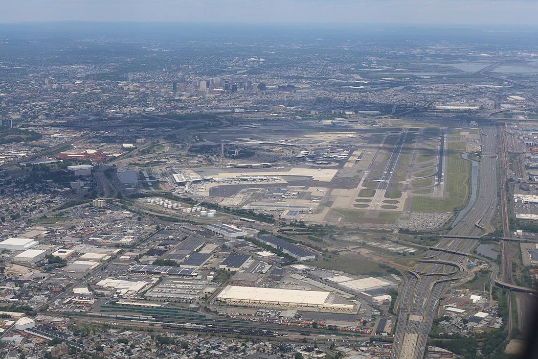 Newark Liberty International Airport: the airport and the towns a transfer from EWR serves