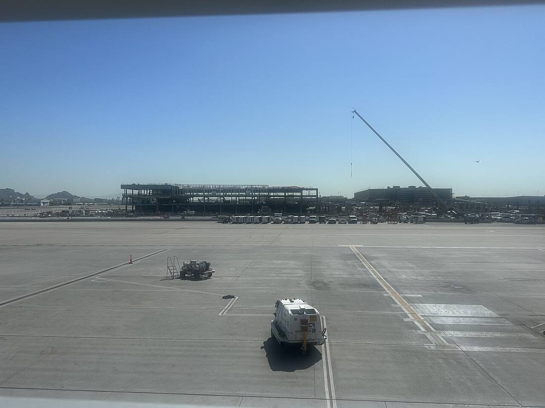 Phoenix Sky Harbor International Airport: the airport and the towns a transfer from PHX serves
