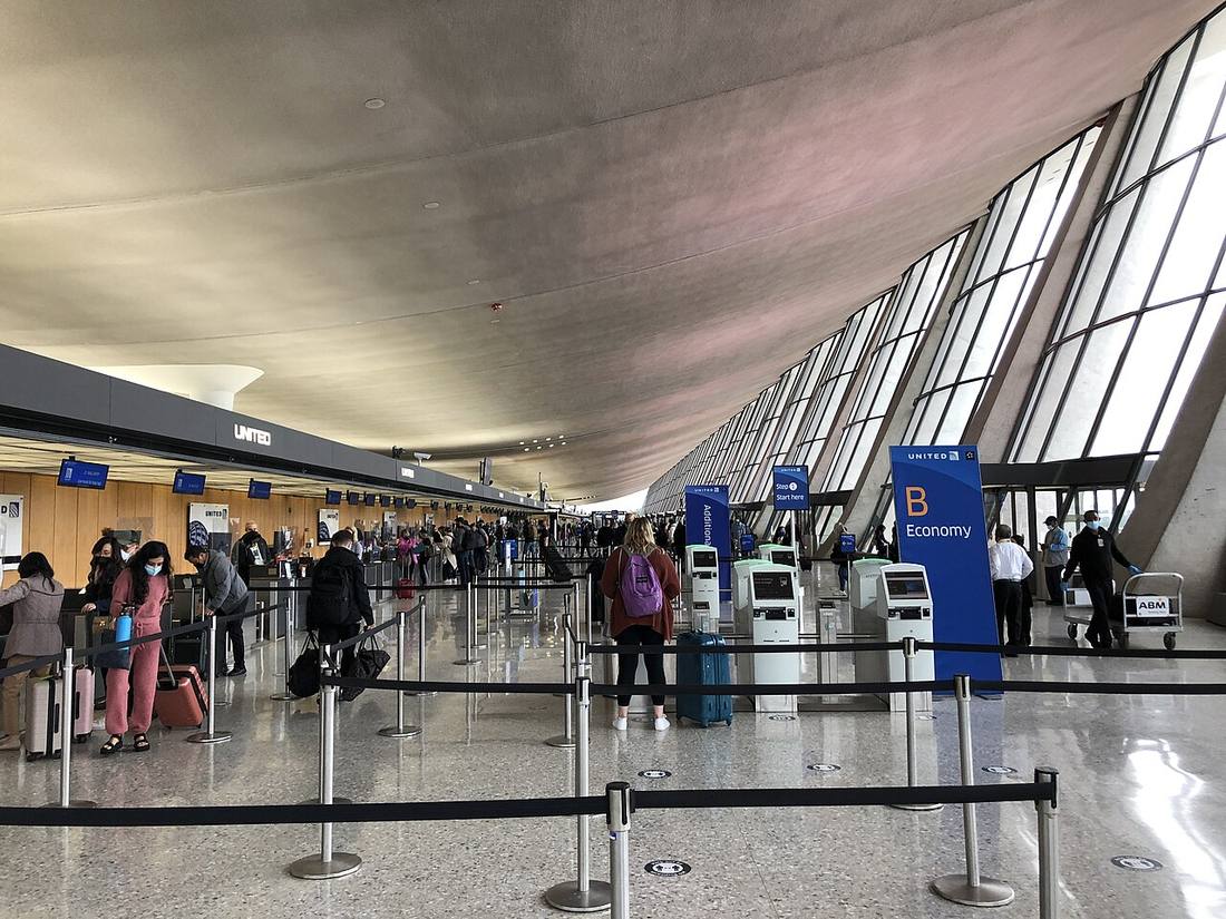 Washington Dulles International Airport: the airport and the towns a transfer from IAD serves